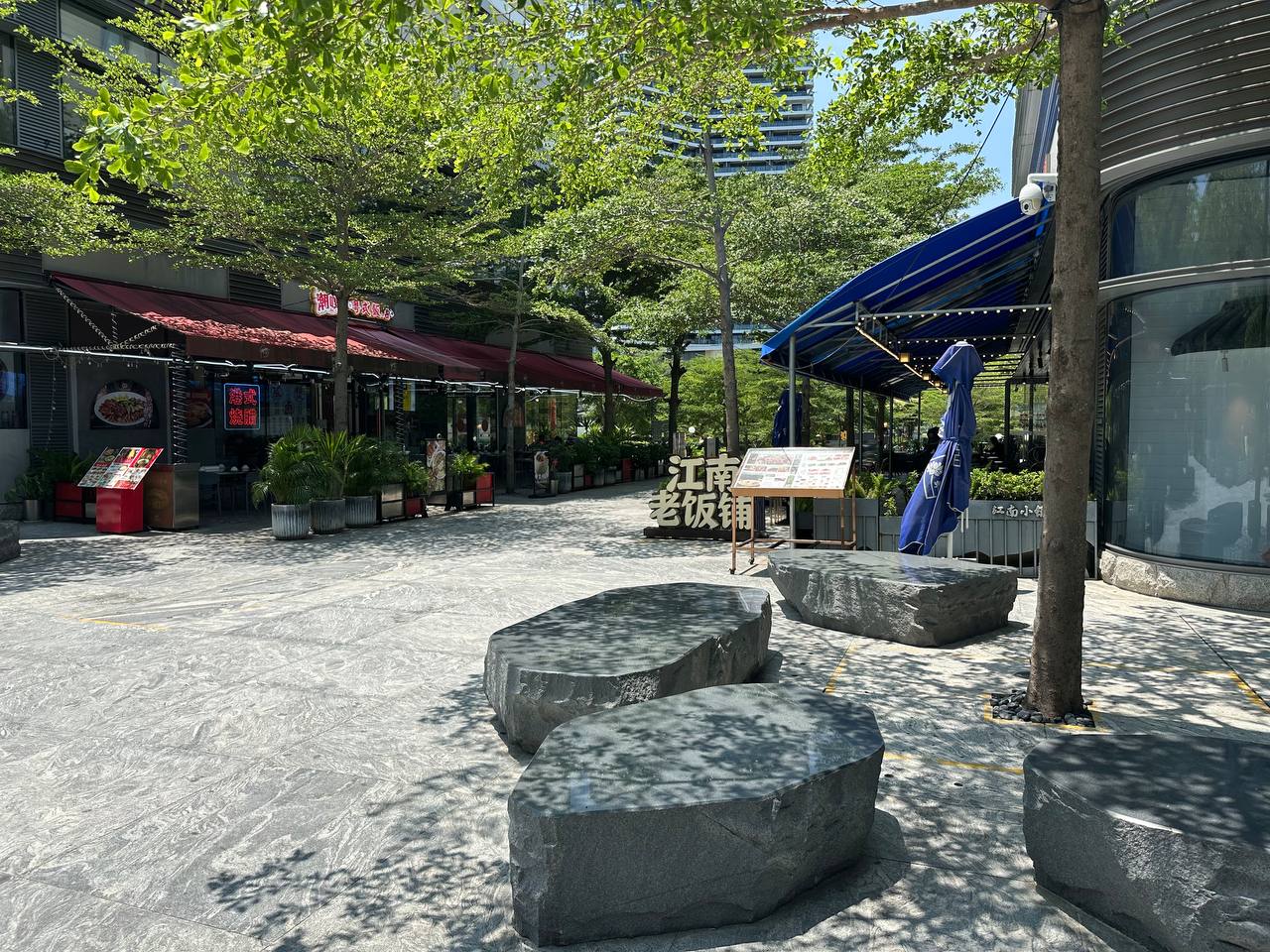 Кафе и прогулочная зона в Silver Beach